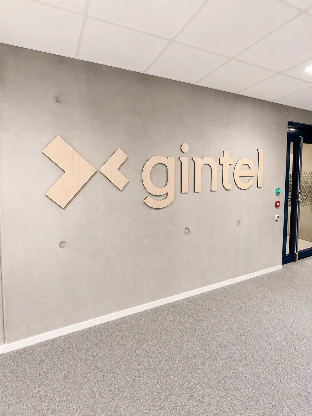 Gintel-logo i resepsjonsområdet