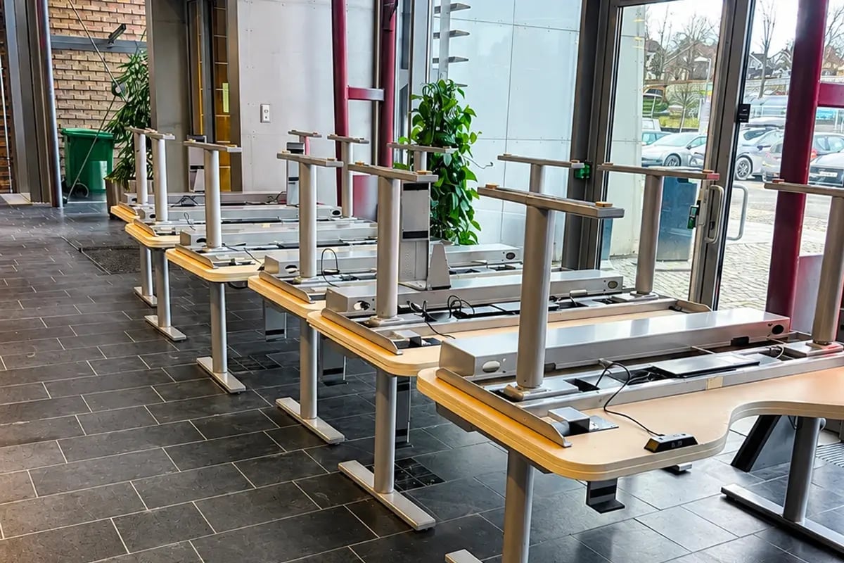 Arbeidsbord og inventar klargjort for effektiv transport og sikker flytting.