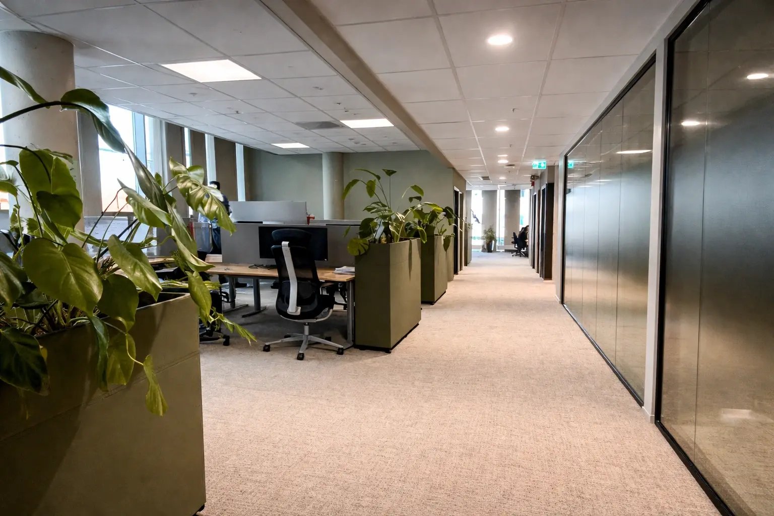 Moderne kontorhall med grønne planter